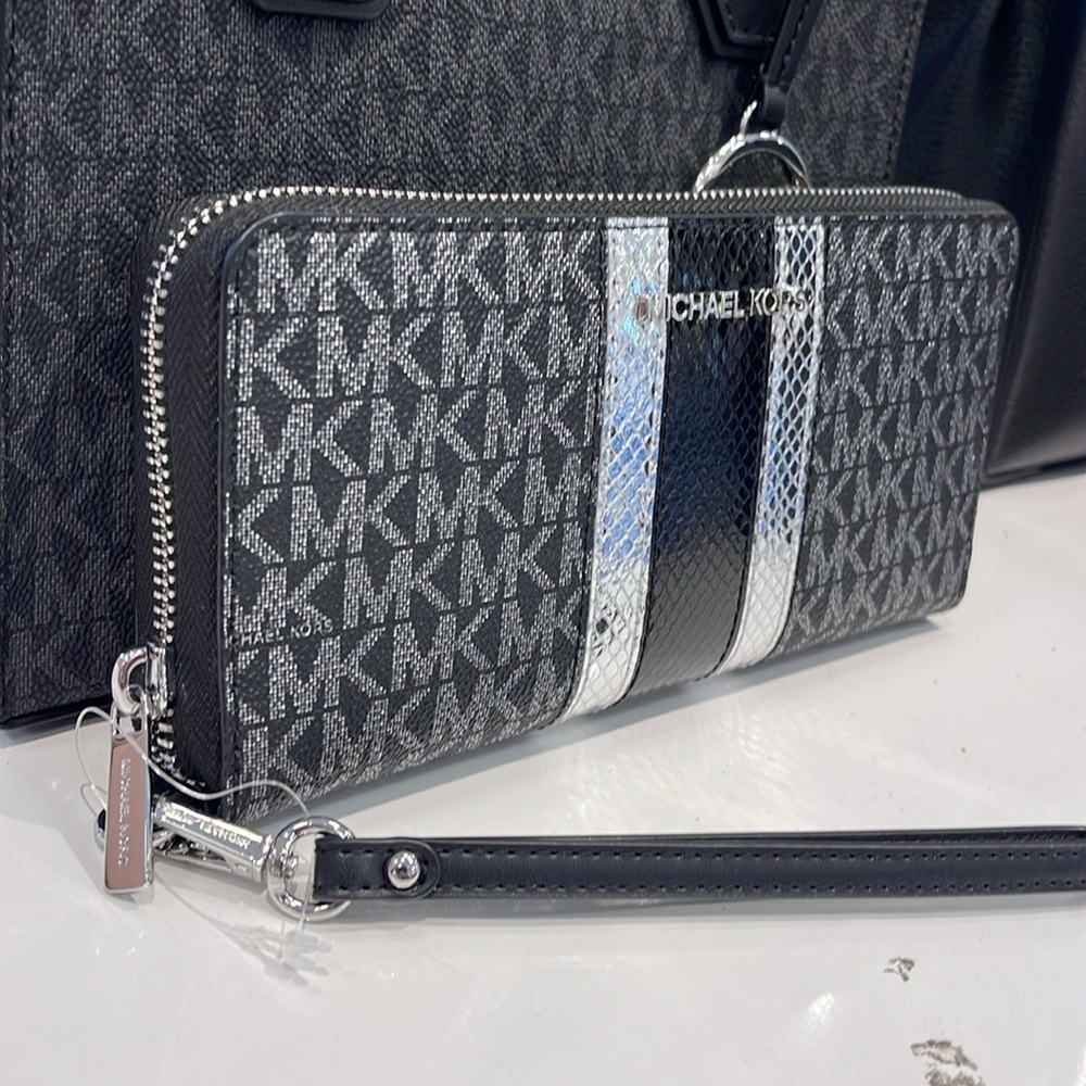 Michael Kors Jet Set Travel Large Signature Logo and Metallic Continental Wallet